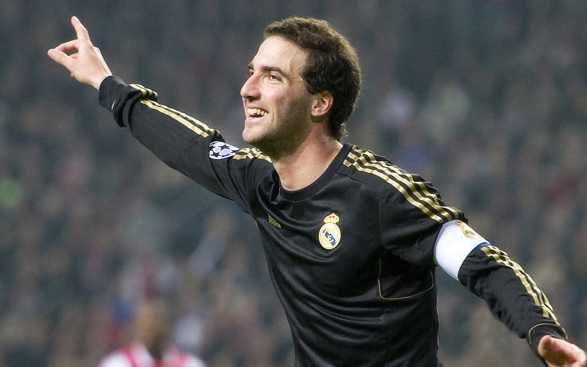 五大联赛至中层球队如何通过定位球机会差距缩窄,五大联赛的球场一样大吗