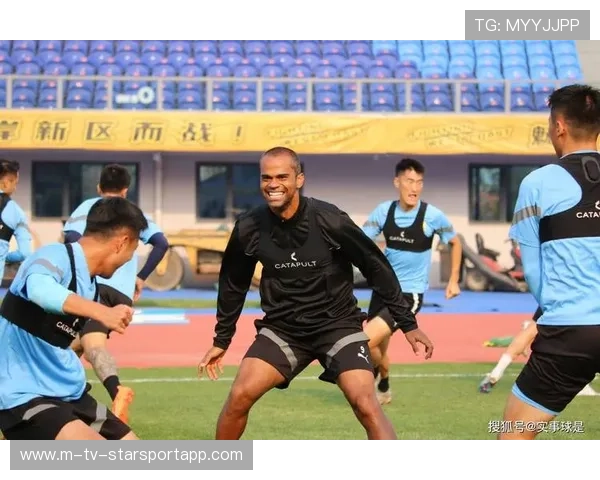 球队大巴被对手球迷包围，踩场氛围剑拔弩张