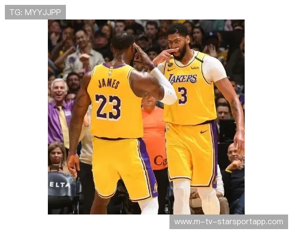 詹姆斯赛后抽烟画面流出，媒体质疑职业态度