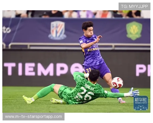 门将夜训:高空球处理与出击时机联合演练 门将夜训:高空球处理与出击时机联合演练